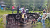 নিয়ন্ত্রণ হারিয়ে বাস খাদে: নিহত ১, আহত ১০
