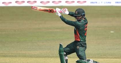 বড় মাইলফলকের সামনে দাঁড়িয়ে তামিম
