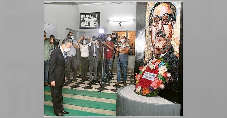 বঙ্গবন্ধুর প্রতিকৃতিতে চীনা পররাষ্ট্রমন্ত্রীর শ্রদ্ধা
