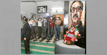 বঙ্গবন্ধুর প্রতিকৃতিতে চীনা পররাষ্ট্রমন্ত্রীর শ্রদ্ধা
