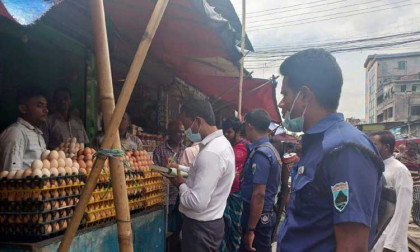 বগুড়ায় ব্রয়লার মুরগী ও ডিমের বাজারে অভিযান: ৫ ব্যবসায়ীকে জরিমানা