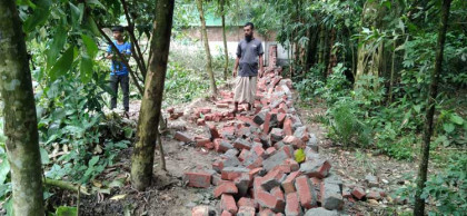 শাজাহানপুরে নিজ জমিতে প্রাচীর 
নির্মাণে বাধা।থানায় অভিযোগ ।