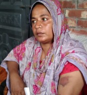  শাজাহানপুরে মধ্যযোগীয় 
কায়দায় মারপিট। থানায় অভিযোগ