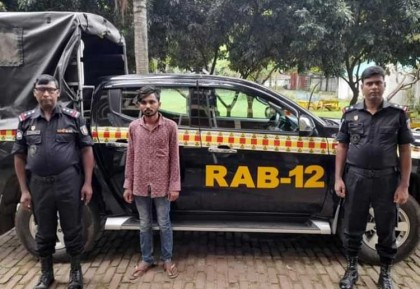 বগুড়ায় র‍্যাবের অভিযানে 
ফেন্সিডিলসহ যুবক গ্রেফতার