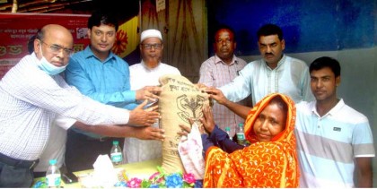 দুপচাঁচিয়ায় স্বল্পআয়ের মানুষের মাঝে চাল বিতরণের উদ্বোধন