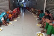 নওগাঁয় হতদরিদ্রদের ক্ষুধা মেটাতে ফ্রেন্ডস প্যানেলের এক টাকায় আহার