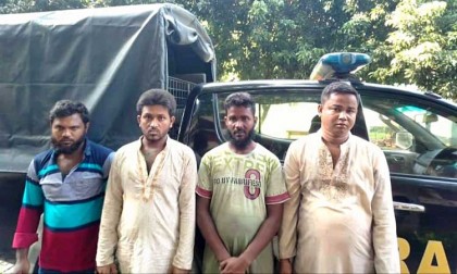 কুড়িগ্রাম থেকে মাদক যাচ্ছিলো 
নাটোরে: বগুড়ায় র‍্যাবের হাতে আটক