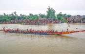 গাবতলীতে গ্রাম বাংলা ঐতিহ্যবাহী নৌকা বাইচ
প্রতিযোগিতা দেখতে লাখো মানুষের ঢল 