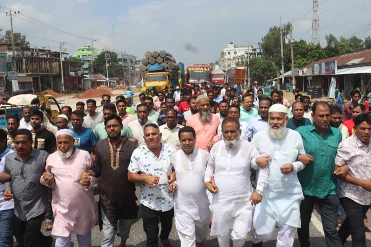 বগুড়ার শাজাহানপুর উপজেলা
উপজেলা চেয়ারম্যানের দিকে এমপি বাবলুর ‘পিস্তল তাক’