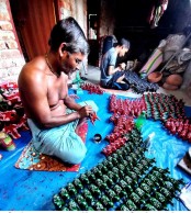 পাল পাড়ায় মাটির খেলনা তৈরির ধুম