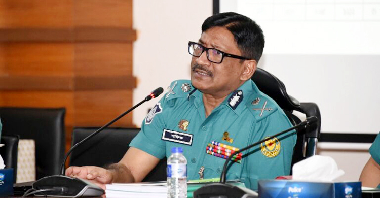 দুর্গাপূজায় পুলিশকে সতর্ক থাকার নির্দেশ ডিএমপি কমিশনারের
