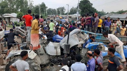 গোবিন্দগঞ্জে অবৈধ বালু উত্তোলন ও পরিবহন বন্ধে অভিযান
ট্রাক্টরে রহস্যজনক আগুন