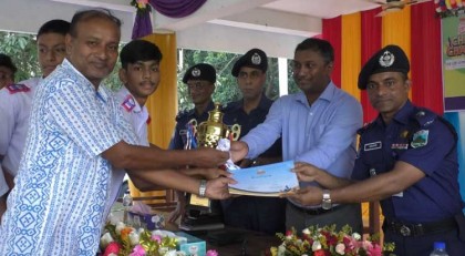 নওগাঁয় স্কুল দাবা প্রতিযোগীতায় বিজয়ীদের মাঝে জেলা পুলিশের পুরস্কার বিতরণ