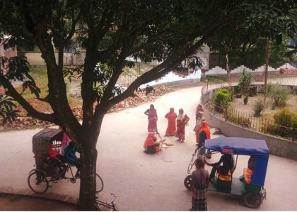 কাউনিয়া মেডিকেলের সামনে বাচ্চা প্রসব !