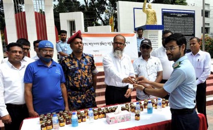 বগুড়ায় স্বাস্থ্য সচেতনতা বৃদ্ধিতে
শিক্ষার্থীদের মাঝে মধু বিতরণ