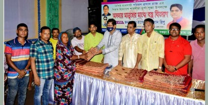 বগুড়ায় মহাপঞ্চমীতে
দুর্জয় ক্লাবে বস্ত্র বিতরণ