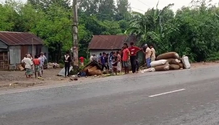 নরসিংদীতে ট্রাক-সিএনজি সংঘর্ষে নিহত ৪
