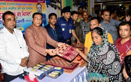 বগুড়ায় মহাষষ্ঠীতে দুর্জয় ক্লাবে
বস্ত্র বিতরণ করলেন এসপি সুদীপ