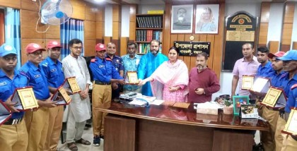 গাবতলীতে শ্রেষ্ঠ গ্রাম পুলিশদের
সংবর্ধনা ক্রেষ্ট প্রদান