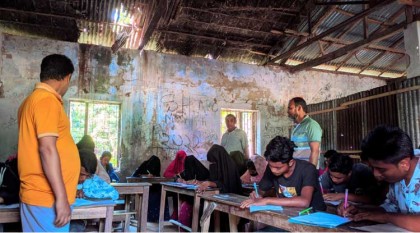 নন্দীগ্রামে  প্রতিষ্ঠার ২৭ বছর পরেও ঝুঁকিপূর্ণ মাটির ঘরে চলছে পাঠদান