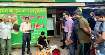 বগুড়ায় রেস্টুরেন্টে পঁচা মাংস
সংরক্ষণ: ভোক্তা অধিকারের জরিমানা 