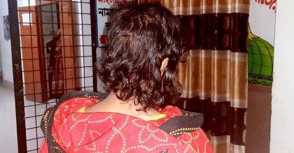 স্বামীর সঙ্গে পরকীয়া সন্দেহে এক নারীর চুল কাটলেন আরেক নারী
