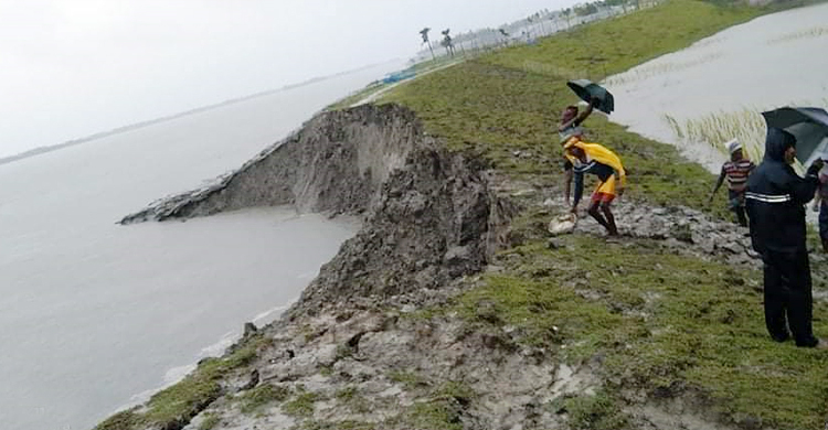 খুলনায় ভারি বৃষ্টিপাত, জোয়ারের চাপে বাঁধে ভাঙন

