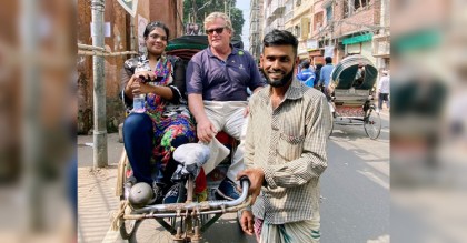 পুরান ঢাকায় সপরিবারে রিকশায় ঘুরলেন এডওয়ার্ড এম কেনেডি
