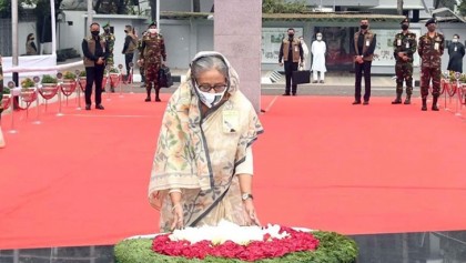 বঙ্গবন্ধুর প্রতিকৃতিতে প্রধানমন্ত্রীর শ্রদ্ধা

