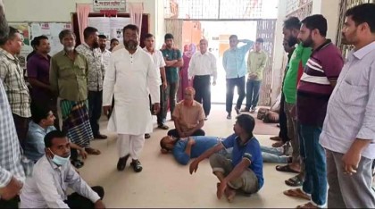 বেতন বৃদ্ধির দাবিতে বগুড়া আজিজুল হক কলেজে কর্মচারিদের বিক্ষোভ: দাবি পূরণের আশ্বাস অধ্যক্ষের