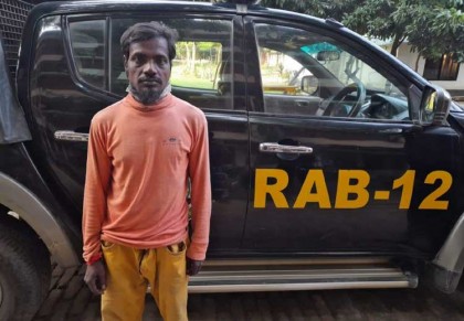 বগুড়ায় র‍্যাবের অভিযানে 
চোলাই মদসহ যুবক গ্রেফতার