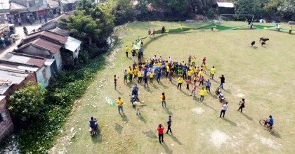 ৫০০ হাত দীর্ঘ পতাকা নিয়ে ব্রাজিল সমর্থকদের শোভাযাত্রা
