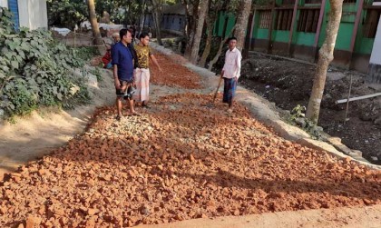 ধুনটে নিম্নমানের ইটের খোঁয়া 
দিয়ে পাকা রাস্তা নির্মাণ!