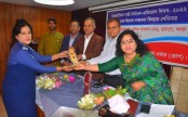 বগুড়ায় নারী নির্যাতন প্রতিরোধে 
অবদান রাখায় ২ জনকে সম্মাননা