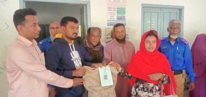 নামুজা ইউনিয়ন পারিষদে 
ভিজিডি কার্ডের চাল বিতরণ