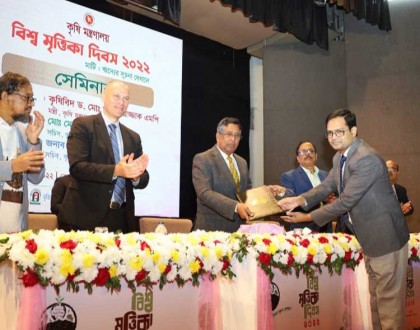 বিশ্ব মৃত্তিকা দিবসে পুরস্কার পেলেন নন্দীগ্রামের কৃষি অফিসার আদনান বাবু