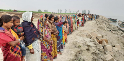 ধুনটের যমুনা নদী থেকে বালু উত্তোলন বন্ধের
দাবিতে এলাকাবাসীর মানববন্ধন