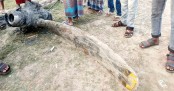 মাটি খুঁড়তেই বের হলো হেলিকপ্টারের পাখা
