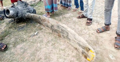 মাটি খুঁড়তেই বের হলো হেলিকপ্টারের পাখা
