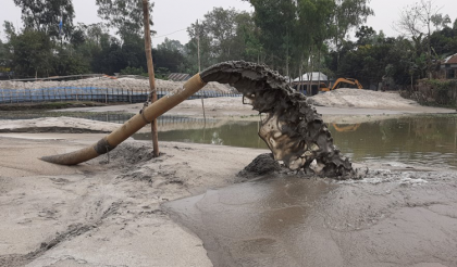 ধুনটে সরকারি খাল থেকে বালু উত্তোলনের
প্রতিবাদ করায় কৃষককে হুমকি