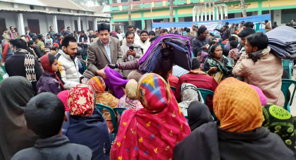 ধুনটে শীতার্ত মানুষের মাঝে
এমপি পুত্রের কম্বল বিতরণ