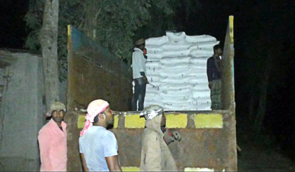মধ্যরাতে অবৈধভাবে সার গুদামজাত