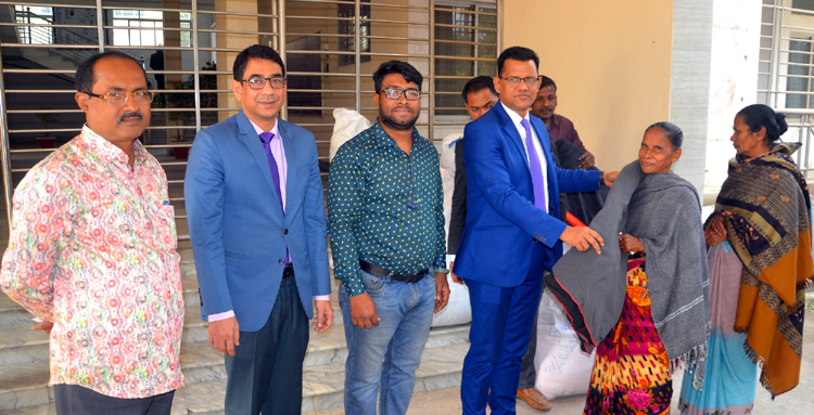 বগুড়ায় শীতার্ত মানুষের পাশে
দাঁড়ালো জেলা প্রশাসন ও সিএনআই
