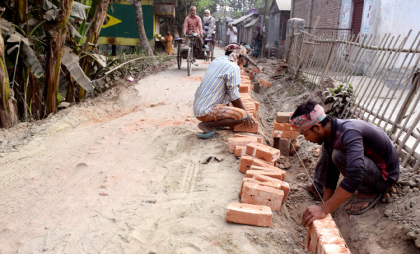 গাবতলীতে নিন্মনামের ইট দিয়ে 
 চলছে রাস্তার সংস্কার কাজ! 
