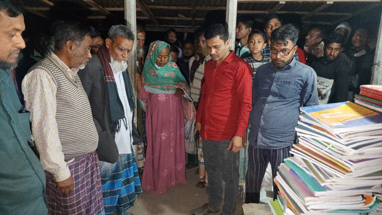 সরকারি বই বিক্রিকালে জনতা কর্তৃক আটক
সম্পৃক্ত শিক্ষিকাকে বই ফেরত নিতে শিক্ষা কর্মকর্তার নির্দেশ