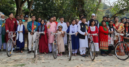 ধুনটে শিক্ষার্থীদের মাঝে বাইসাইকেল বিতরণ
