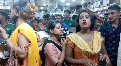 বগুড়ায় ঈদের চাঁদা দাবিকে কেন্দ্র
করে হিজড়াদের সাথে মারপিট