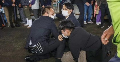 জাপানের প্রধানমন্ত্রীকে লক্ষ্য করে ‘বোমা’ সদৃশ বস্তু নিক্ষেপ
