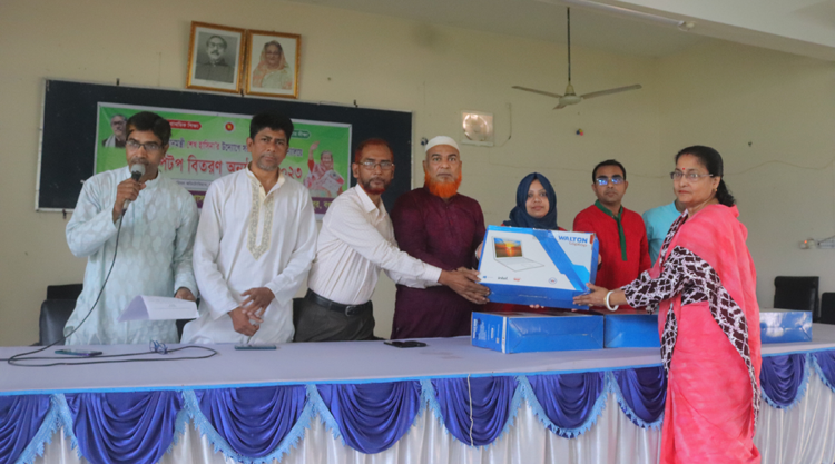 শাজাহানপুরে ৫০টি প্রাথমিক বিদ্যালয়ে ল্যাপটপ বিতরণ