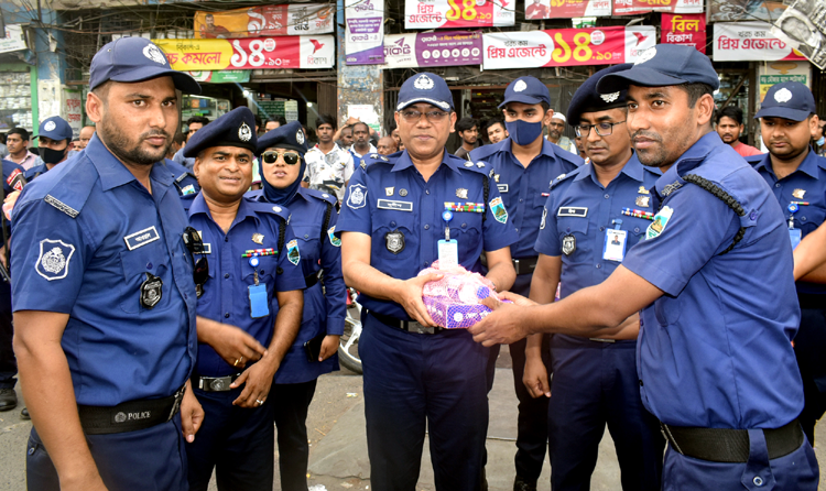 বগুড়ায় সড়কে পুলিশের দায়িত্ব পালনঃ 
ইফতার হাতে নিজেই হাজির এসপি সুদীপ 